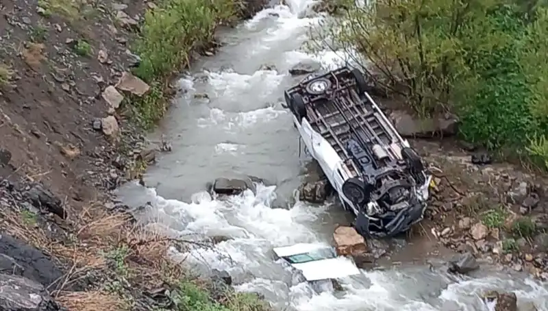 Hakkari'de Minibüs Devrildi: Can Pazarı ve Acı Kayıplar